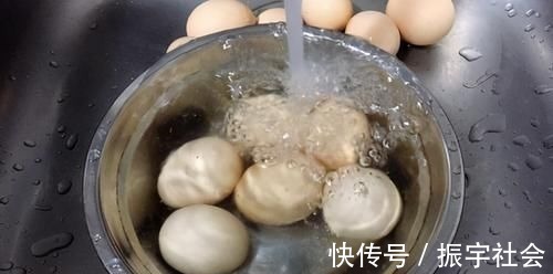 把鸡蛋整个倒进油锅里，瞬间变美食，许多人一直没有吃过，真解馋