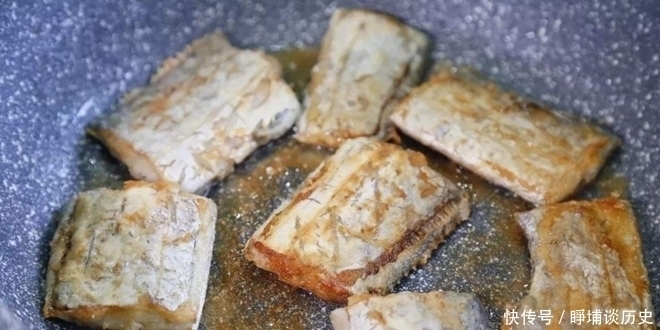 大厨|煎带鱼有人裹面粉,有人裹淀粉,大厨:都不对教你最香方法