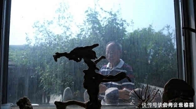 进山#退休老人进山觅奇石20年骑坏3辆摩托,发掘3件“镇斋之宝”