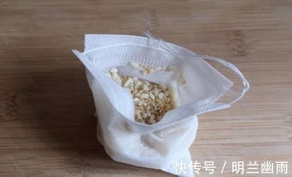 冬季钓鲫鱼,打窝不见发窝?那是不会打窝,这样打窝聚鱼效果翻倍