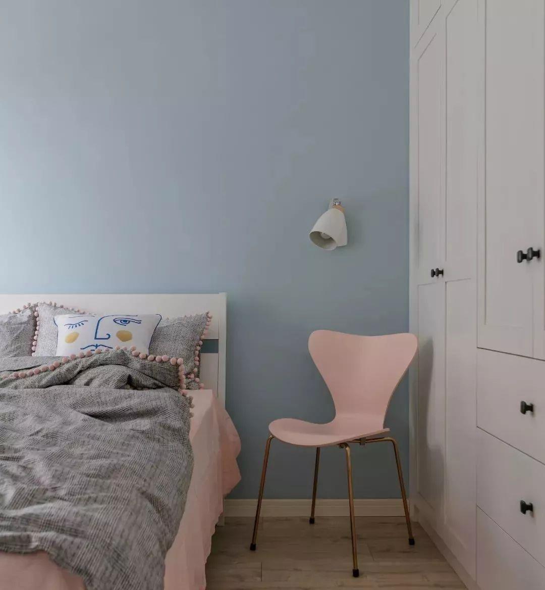 床头柜|卧室太小放不下床头柜?学学人家这样设计,比床头柜还实用!