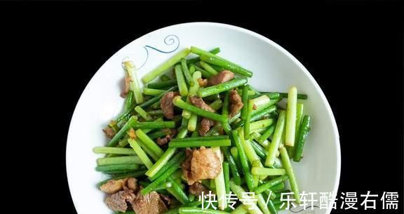 做蒜苔炒肉，焯水时别忘了这2样，蒜苔翠绿鲜嫩，又香还入味