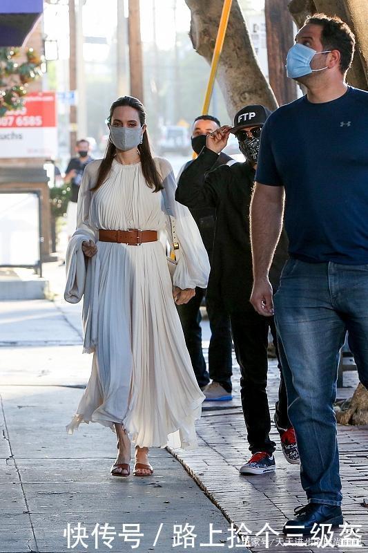 女士|中年女士咋穿美45岁的安吉丽娜朱莉独爱长裙,优雅时尚有气场