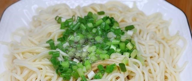 喜欢吃面条的要收藏,早餐面条懒人做法,孩子一大碗都不够吃