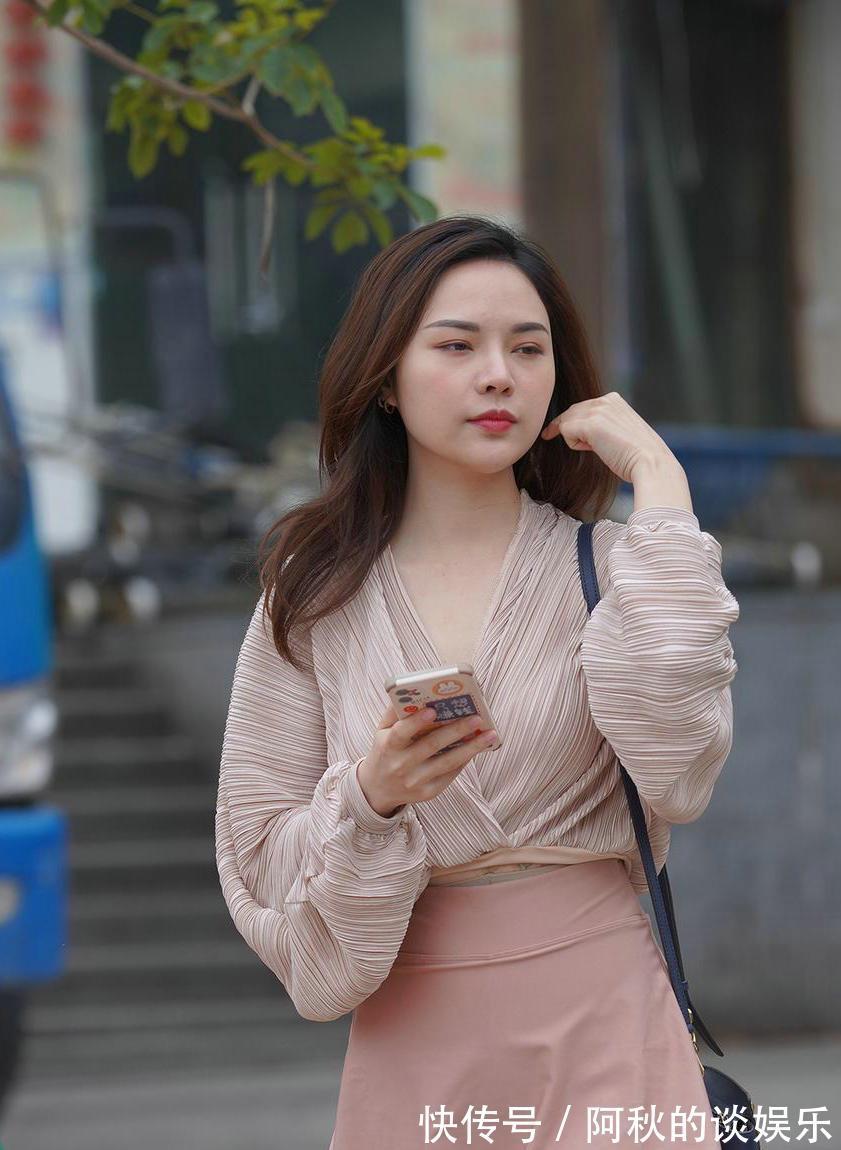 半身裙|挑选半身裙的时候,最好选择高腰款式,百褶裙就非常不错