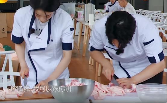 完美男人 赵丽颖搞特权穿特定厨师服切肉时,何老师素颜现身,画风超真实
