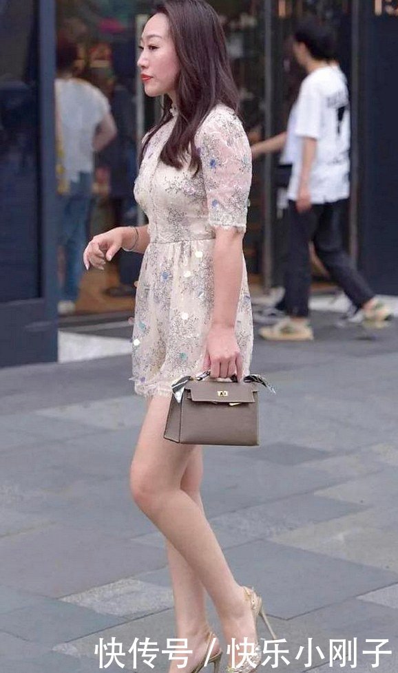 自信|阿姨确实很自信,修身款式衬托腿型