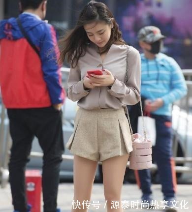 百褶裤 美女衬衫搭配百褶裤,肉色打底裤,显瘦还腿长!