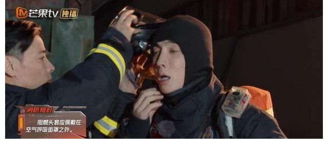 54岁仍旧如此认真对待高强度工作，难怪陈小春能红这么多年