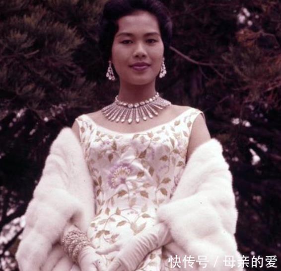 普密蓬!诗丽吉戴两顶头饰都很壕气了,不曾想她手上还有四个镯子,好震撼