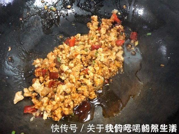 鱼香茄子|鱼香茄子别再炸了,学会1个技巧,茄子不发黑不油腻,软糯又入味