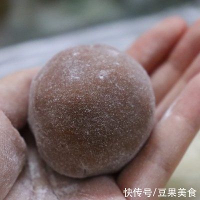 家常菜|#巨下饭的家常菜#巧克力冰皮月饼：乳香四溢的奶黄馅儿
