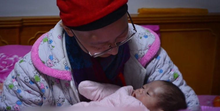 妈妈|26岁癌症晚期妈妈,舍命为丈夫生子,去世两年后丈夫再婚,值得吗