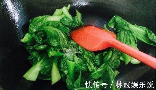 炒青菜|炒青菜时，万万不可直接下油锅，多加一步，青菜又香嫩又青翠