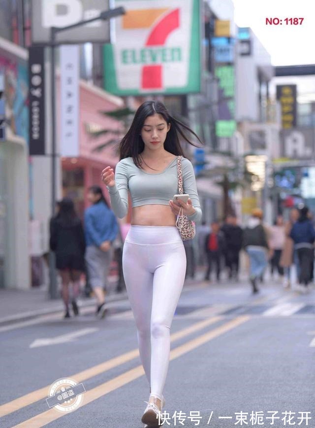 裤子 活力满满的打底裤装扮显得独特别致，清爽优雅一步到位，低调大气