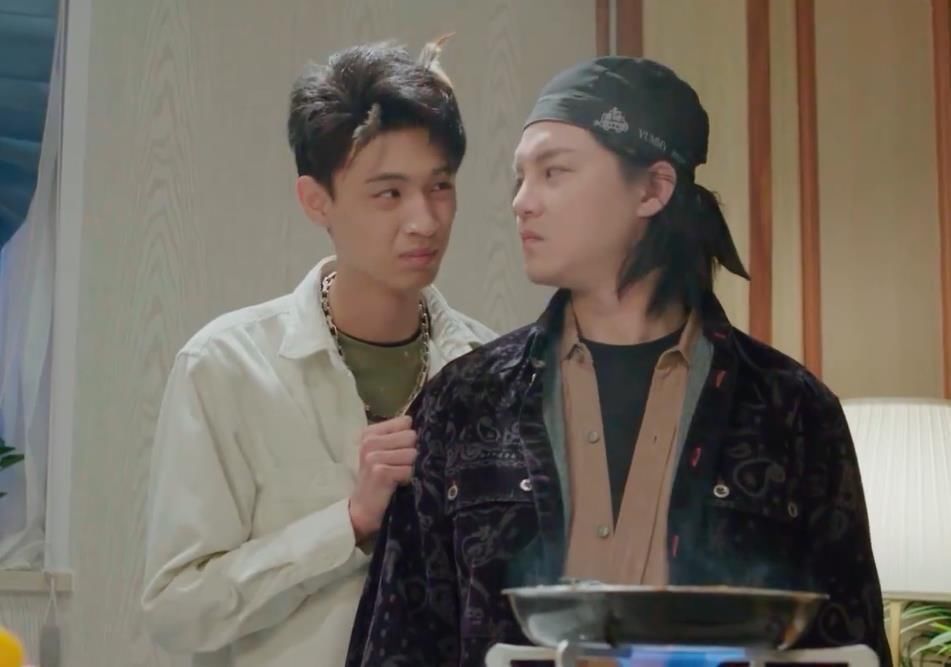 秦霄贤|直男做饭寸草不生!德云社秦霄贤和尹正做鸡,满身是毛上蹿下跳