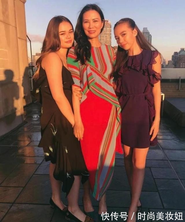 亮片|邓文迪越老越大胆,穿枫叶连衣裙大秀好身材,美成了全场焦点