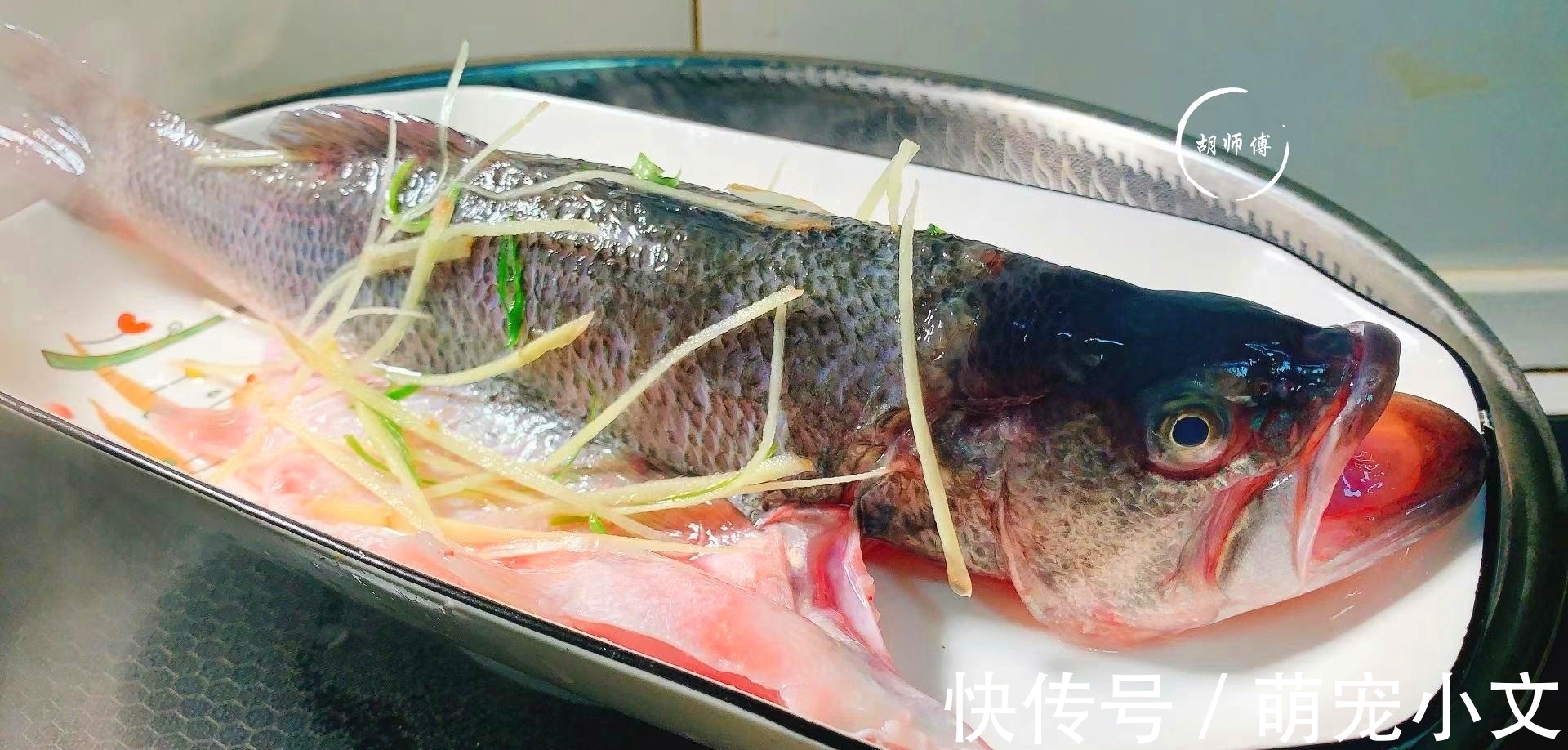 清蒸鱼时，有人放盐，有人放生抽！厨师长：都不对，教你正确做法