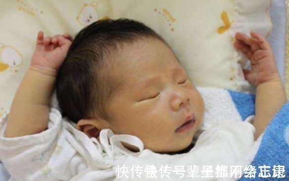 姿势|宝宝睡着后,为什么会保持“投降”的姿势?真实的原因太有爱了