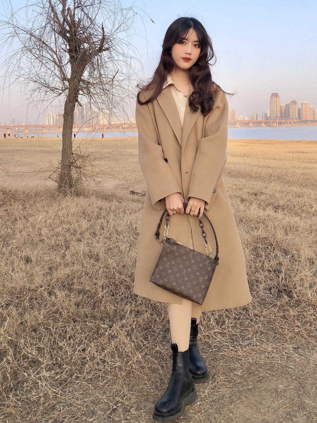 搭配|降温了,大衣下装搭配不一定选裙子,换一种方式,可能更惊喜