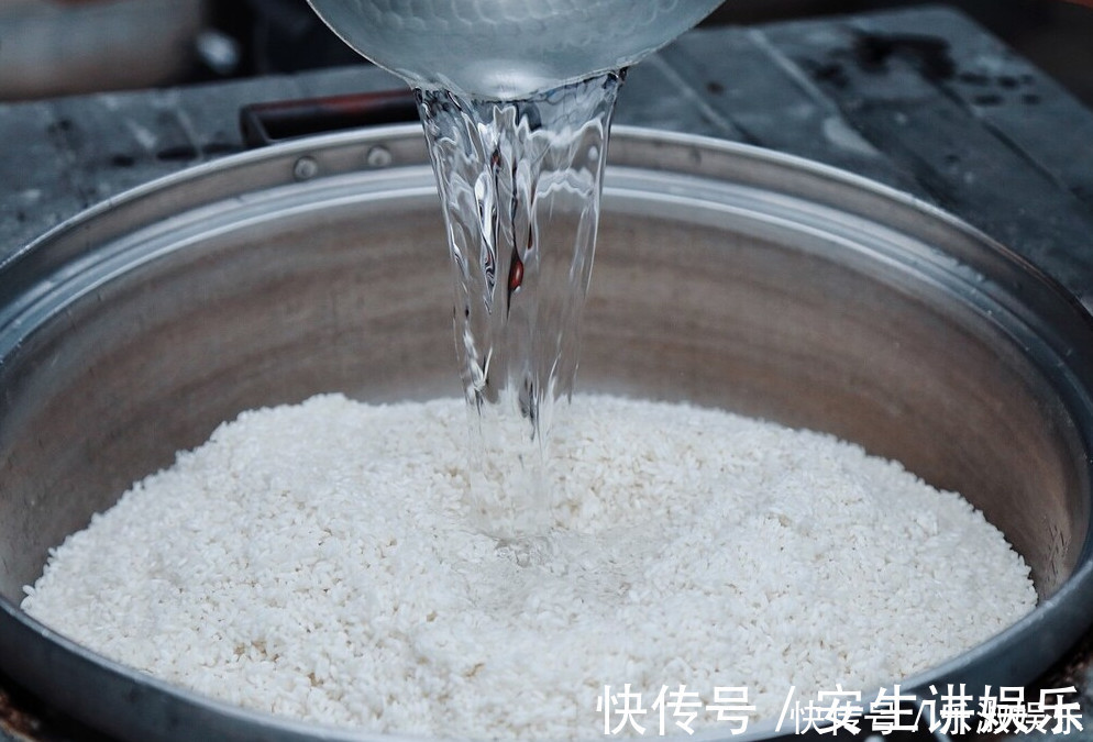 外行|蒸米饭，只加清水是外行，牢记3个窍门，米饭香软好吃，粒粒分明