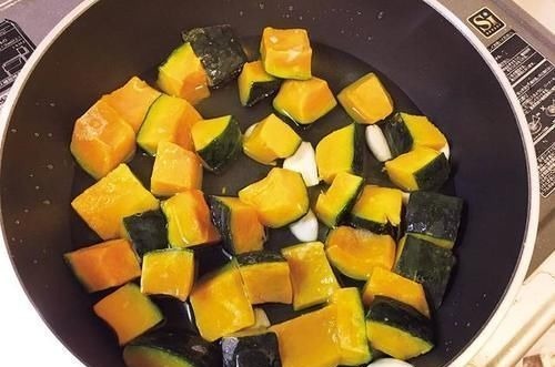 南瓜别再做南瓜饼了,这样做非常的好吃,一次2盘不够吃