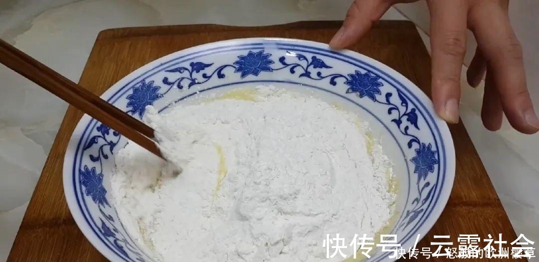 面包这样做才好吃，加4个鸡蛋，比蛋糕简单好吃，没烤箱也能成功