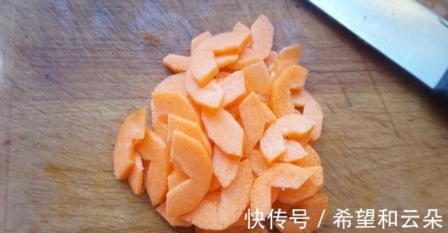 这种让人垂涎欲滴的虾的做法,金牌虾仁面筋,美味可口超好吃!