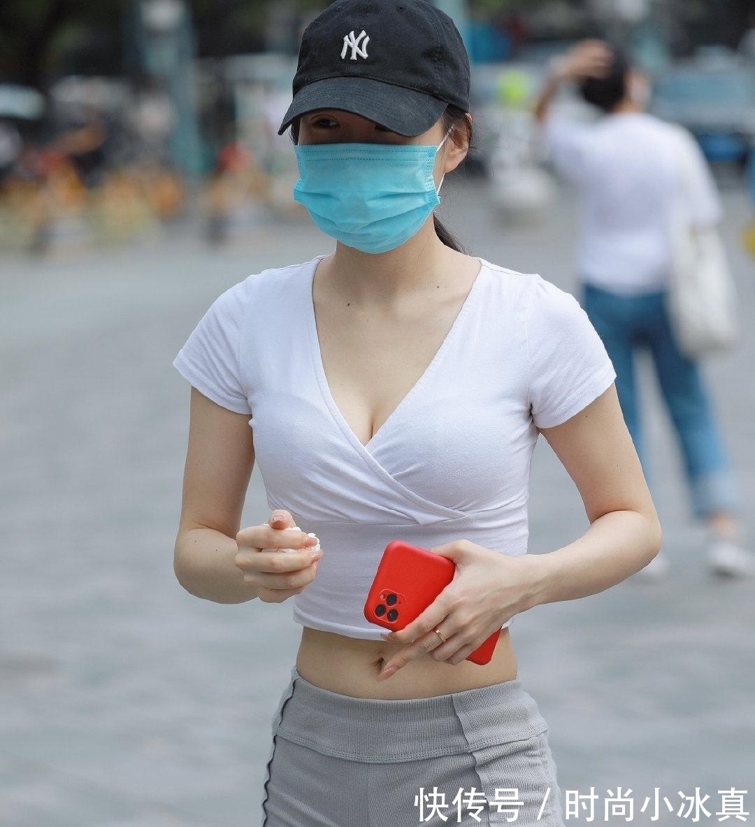 短裤|v领短T恤搭配运动短裤,活力满满,好看百搭