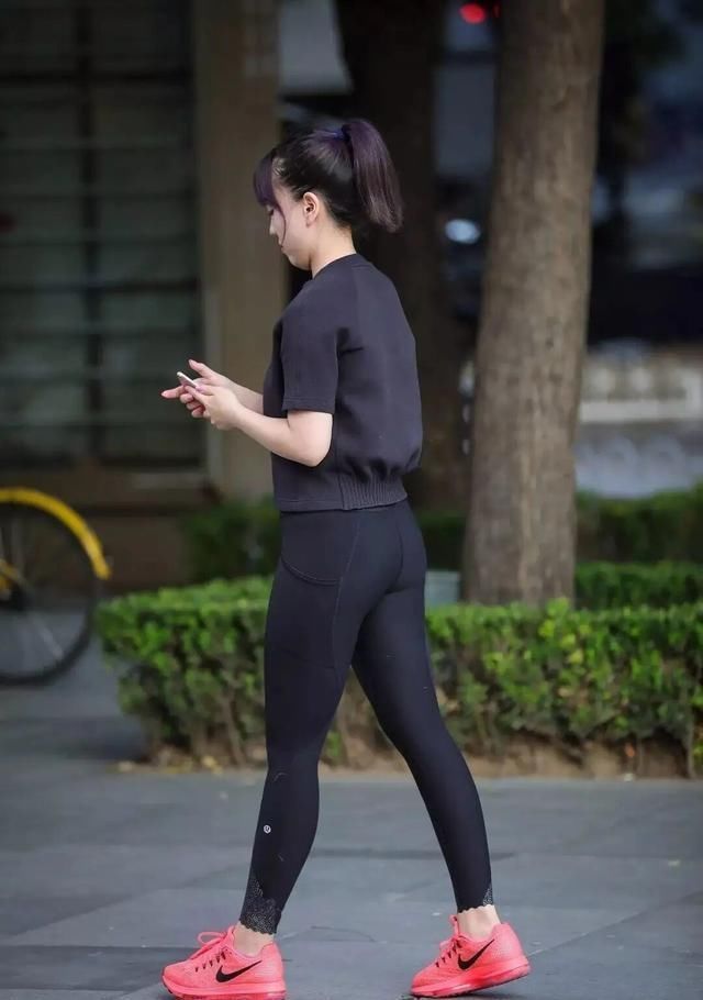 缺少裙子的“辅助”,反而打底裤更吃香了,备受中年女士的青睐