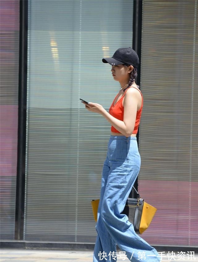 牛仔裤|高腰直筒牛仔裤,搭配红色吊带背心,衬托身材高挑,也显身材比例!