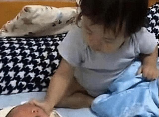 养育|2岁姐姐被3个月大弟弟吵醒,发现妈妈不在后,姐姐的举动让人泪目