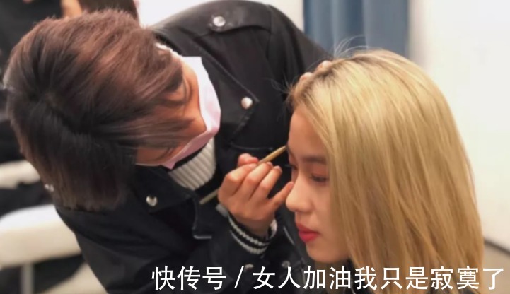 青春期|变形记16岁女巨婴:每天花销过万、吃饭要人喂,现在已脱胎换骨