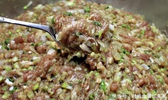 调肉馅饺子时，这两种食材缺一不可，饺子鲜嫩多汁，香而不柴