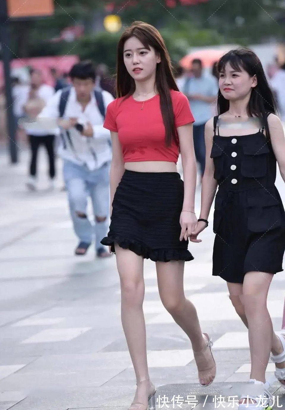 身段|美女身穿红色的短袖和黑色的短裙,一看就知道很懂穿搭