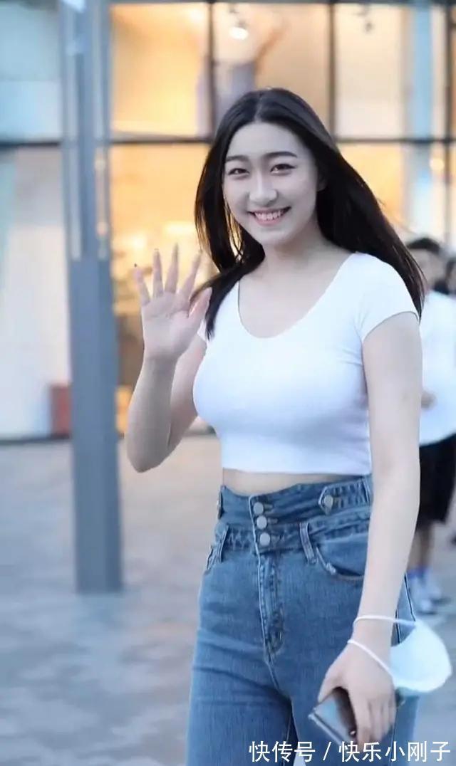 高挑 高挑身材的打底裤美女,风格简单休闲,看上去时尚又可爱