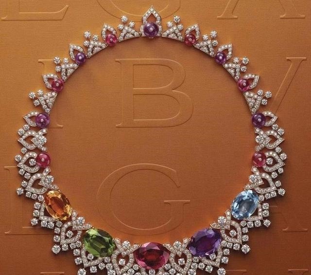 套链 奢华的珠宝套链比项链的做工更难,选石更苛刻,成为最耀眼的存在