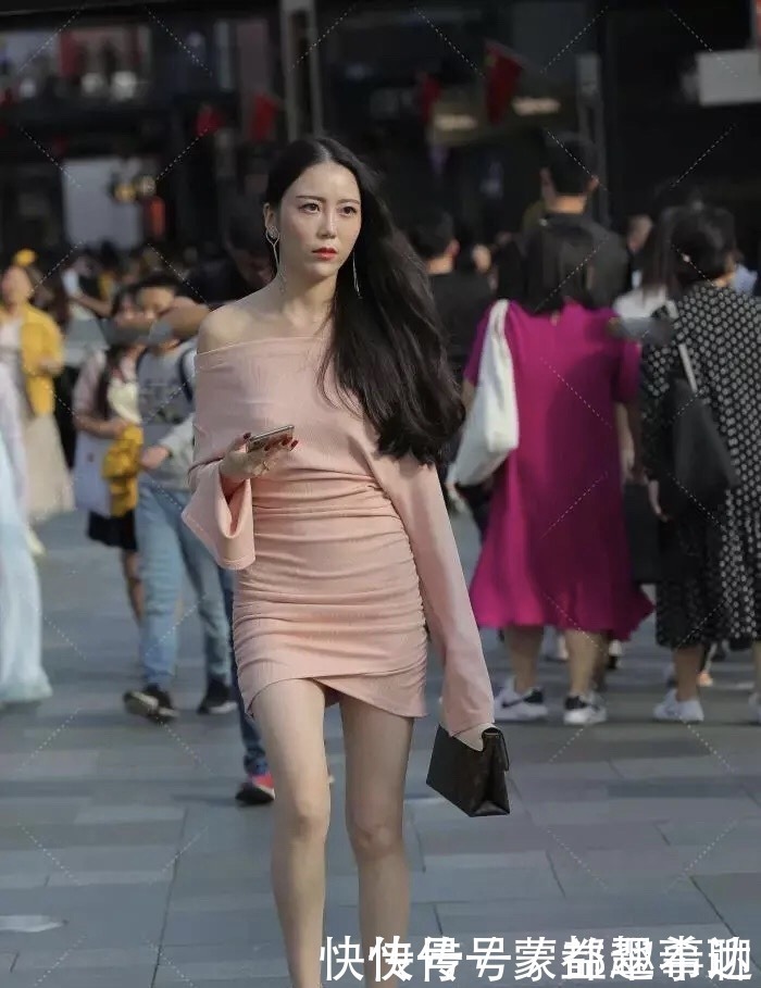一字|罗衣何飘飘，轻裾随风还，粉色一字肩收腰连衣裙的性感优雅穿搭