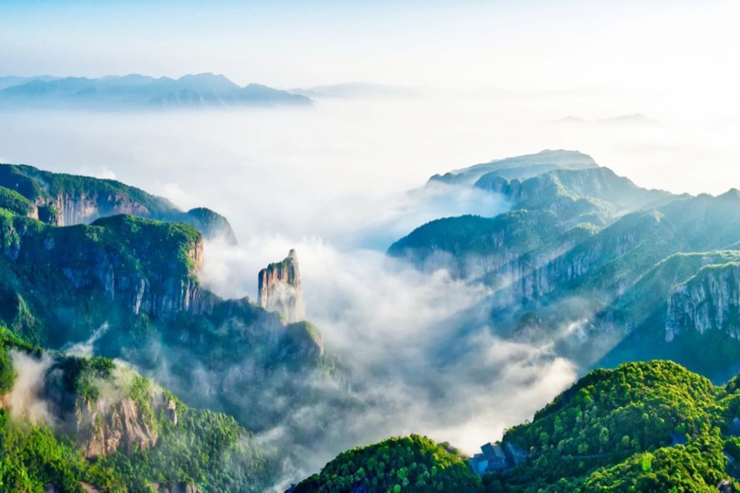 台州有一处“神仙居住”的地方，内有八大景，李白曾写诗赞叹