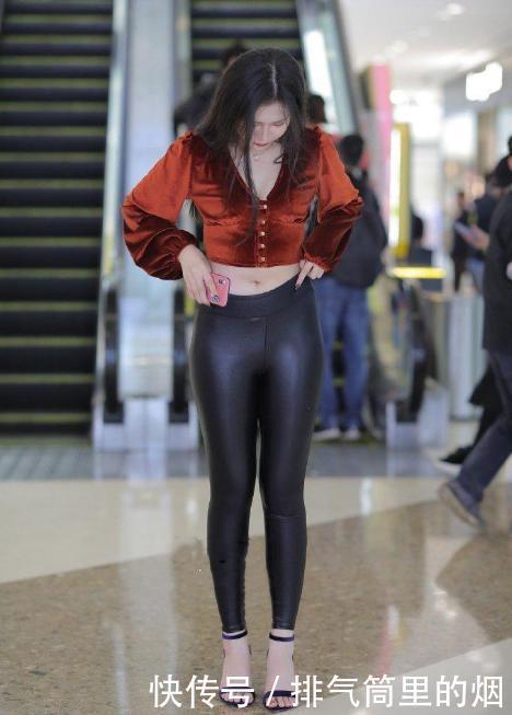 自信|V领短裤上衣配皮裤,时髦显身材,大胆又自信