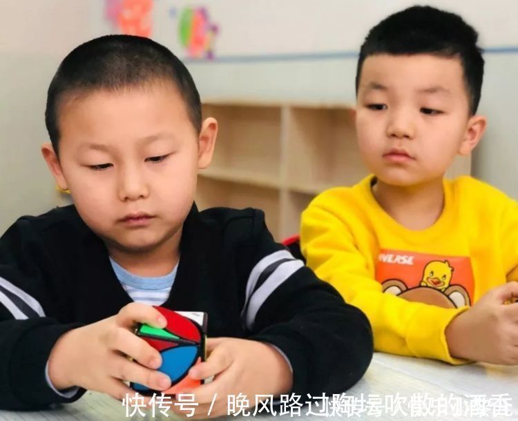 世界纪录|2岁萌娃玩转魔方,拿到2项世界纪录,会玩魔方的孩子更聪明吗?