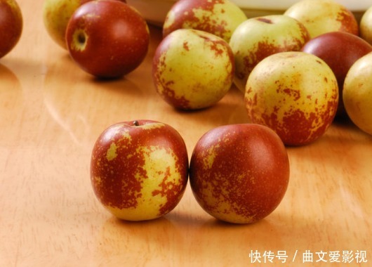 为什么年纪轻轻有老年斑?医生直言:常吃2物,远离老年斑!