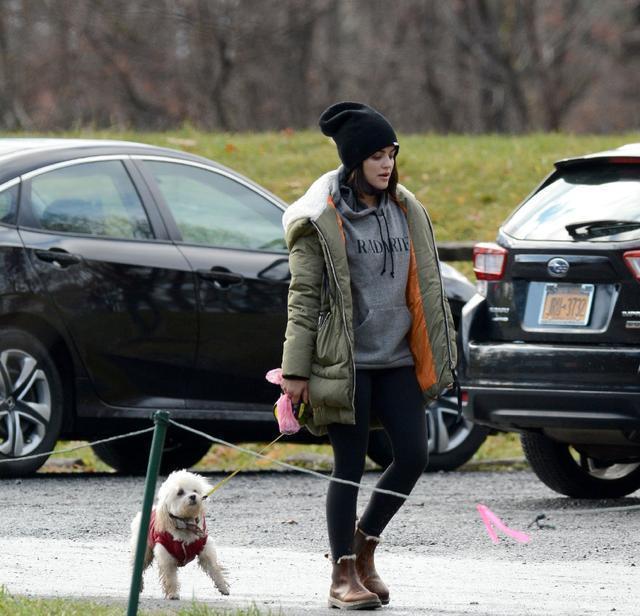 看上去非常|露西海尔穿无痕裤戴黑色毛线帽变潮流小少女, 太显年轻了