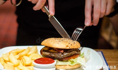 这组老外吃油条火了,把油条吃出了“你们吃不起”的感觉我是服的