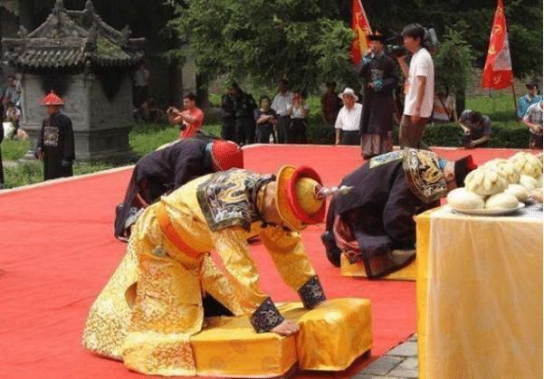 上交|他自称乾隆子孙,手上戴着的戒指价值3亿,专家让其上交只回6个字!