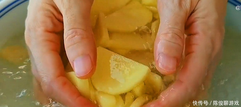 土豆片这样做太好吃了,学会用它来招待客人,比红烧肉还受欢迎