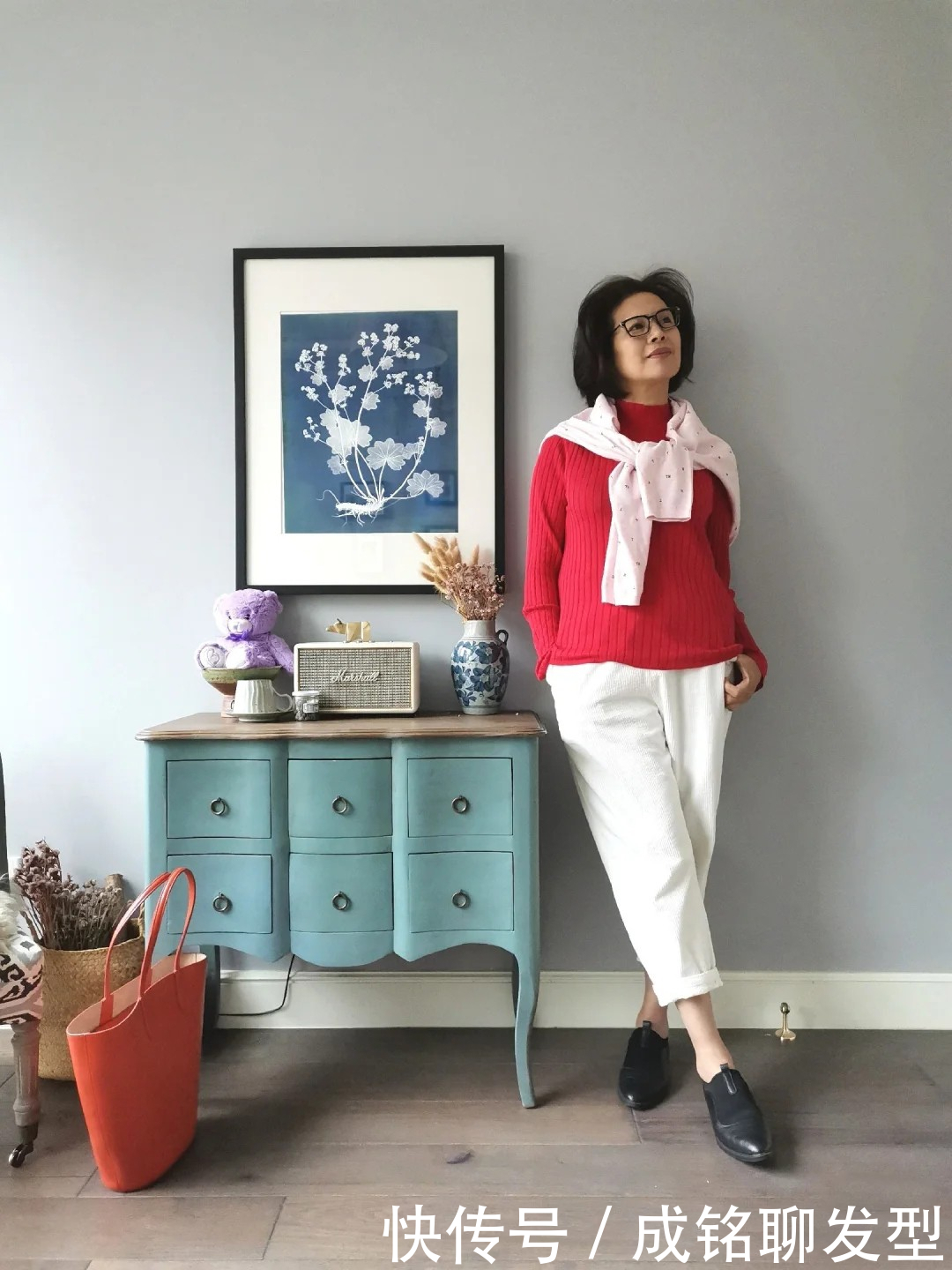 老年人怎么穿才高级？60岁“大妈”巧用红色搭配，时尚减龄有韵味