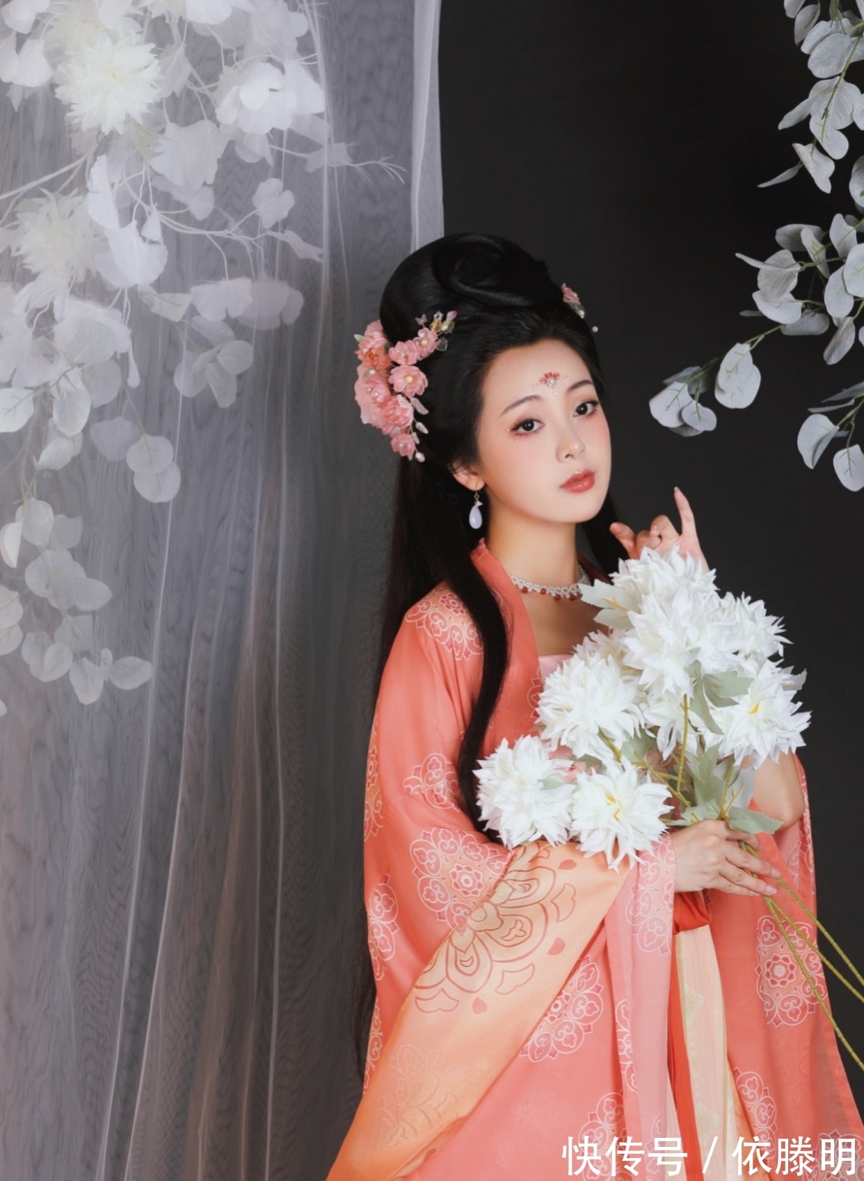 春梅|诗·十首丨欲问春光何处艳？我言月谷柳梢头