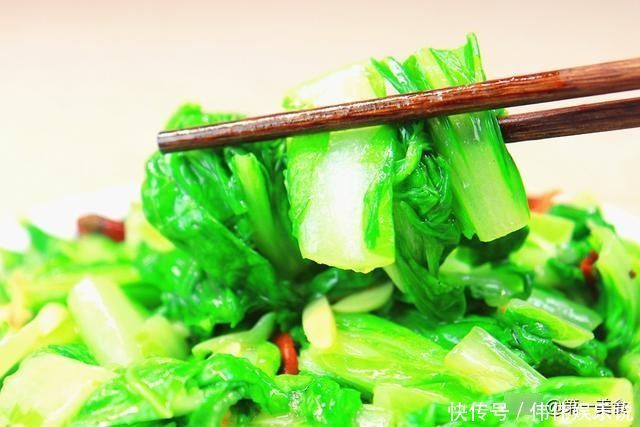炒青菜时、最忌讳直接下锅炒牢记3个要点,青菜翠绿不发黑