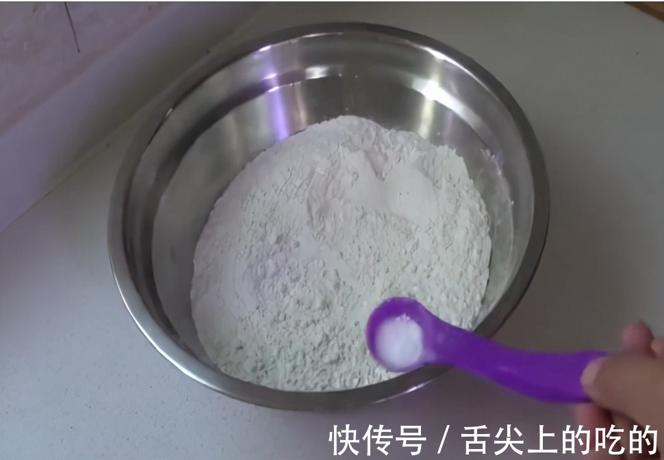 面团|老式五仁月饼的家常制作方法,馅料十足,做法简单,美味可口